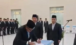 -sebagai-sekretaris-dprd-menandatangani-berita-acara-pelantikan-di-hadapan-gubernur-sulut-NlKRL